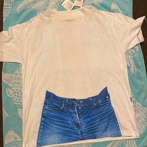 Moschino t-shirt new but has a stain as you can see in the video